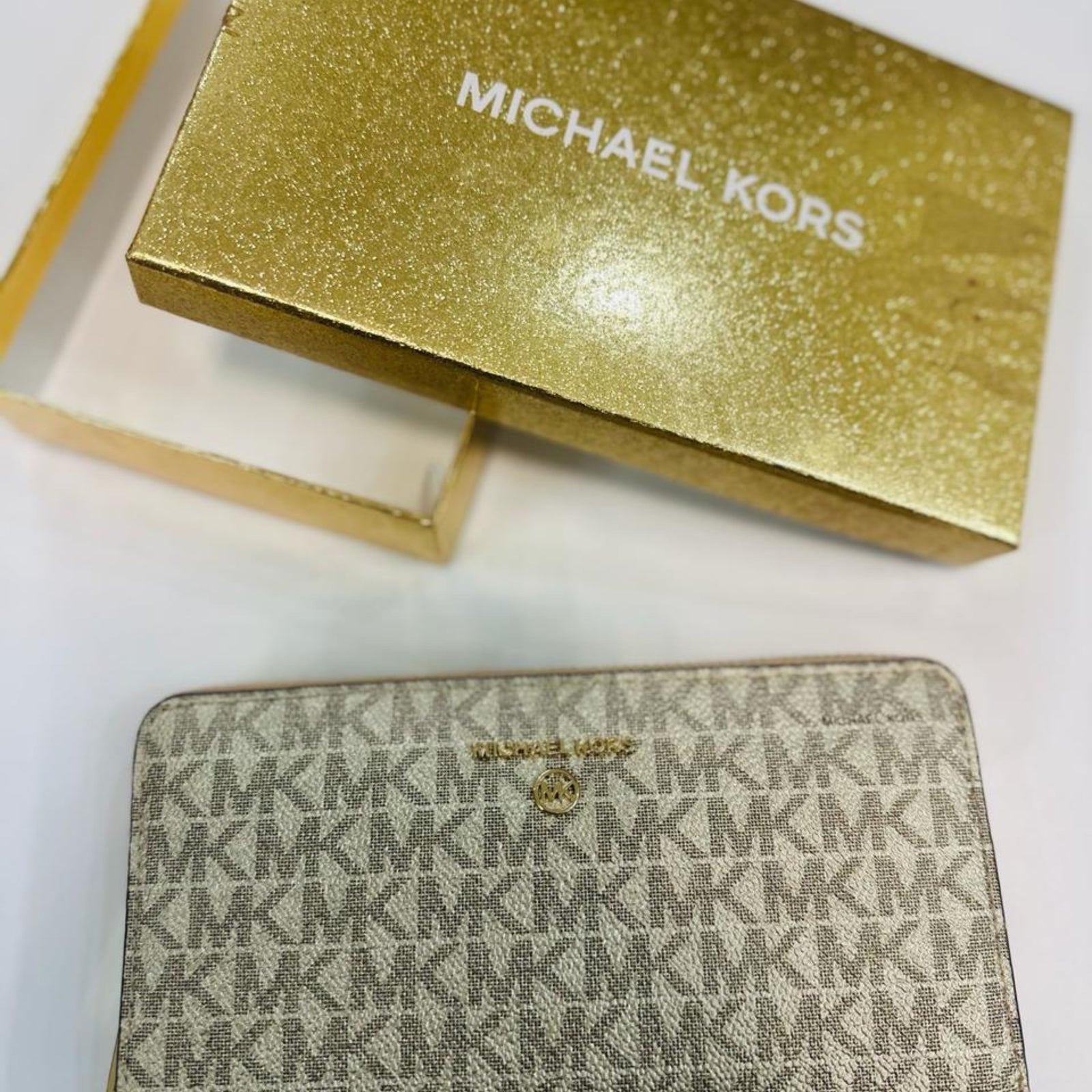 Micheal Kors stunning charm wallet logo pale gold Bloom Shine